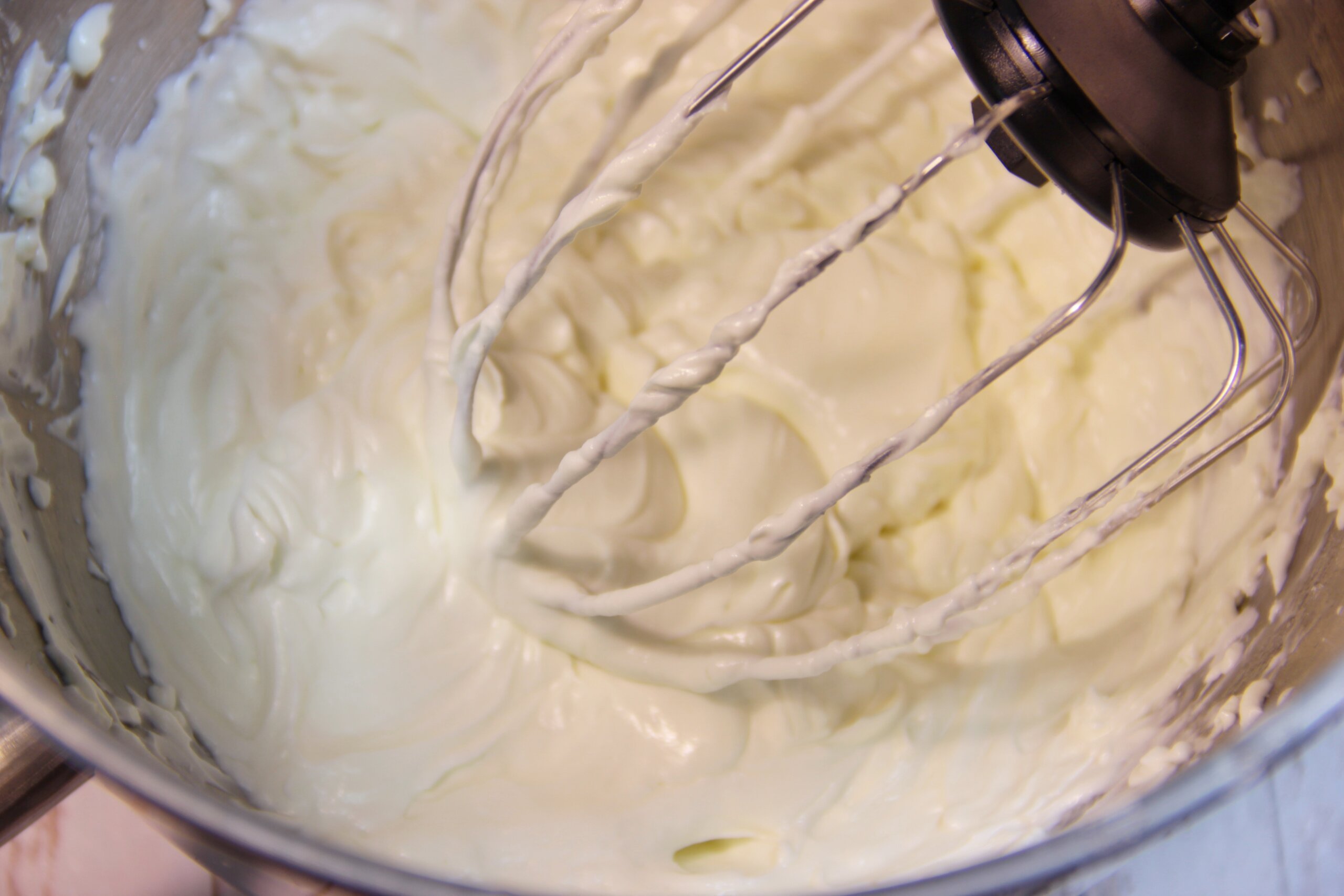 Приготовление крема чиз. Сливки для крема чиз. Сливочный крем чиз для торта. Масляный крем чиз. Торт с кремом крем чиз.