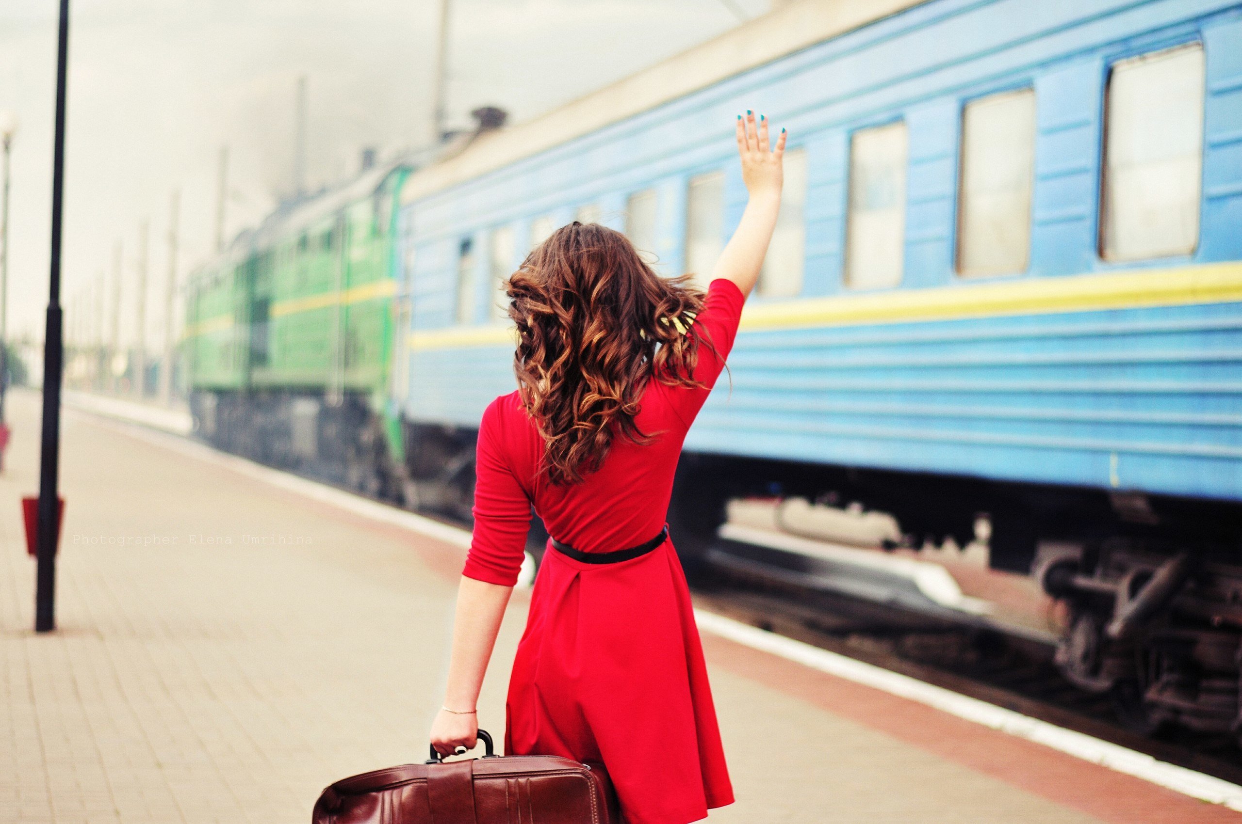 Опоздал на поезд. Девушка на вокзале с чемоданом. Девушка с чемоданом у поезда. Девушка уезжает. Люди прощаются на вокзале.