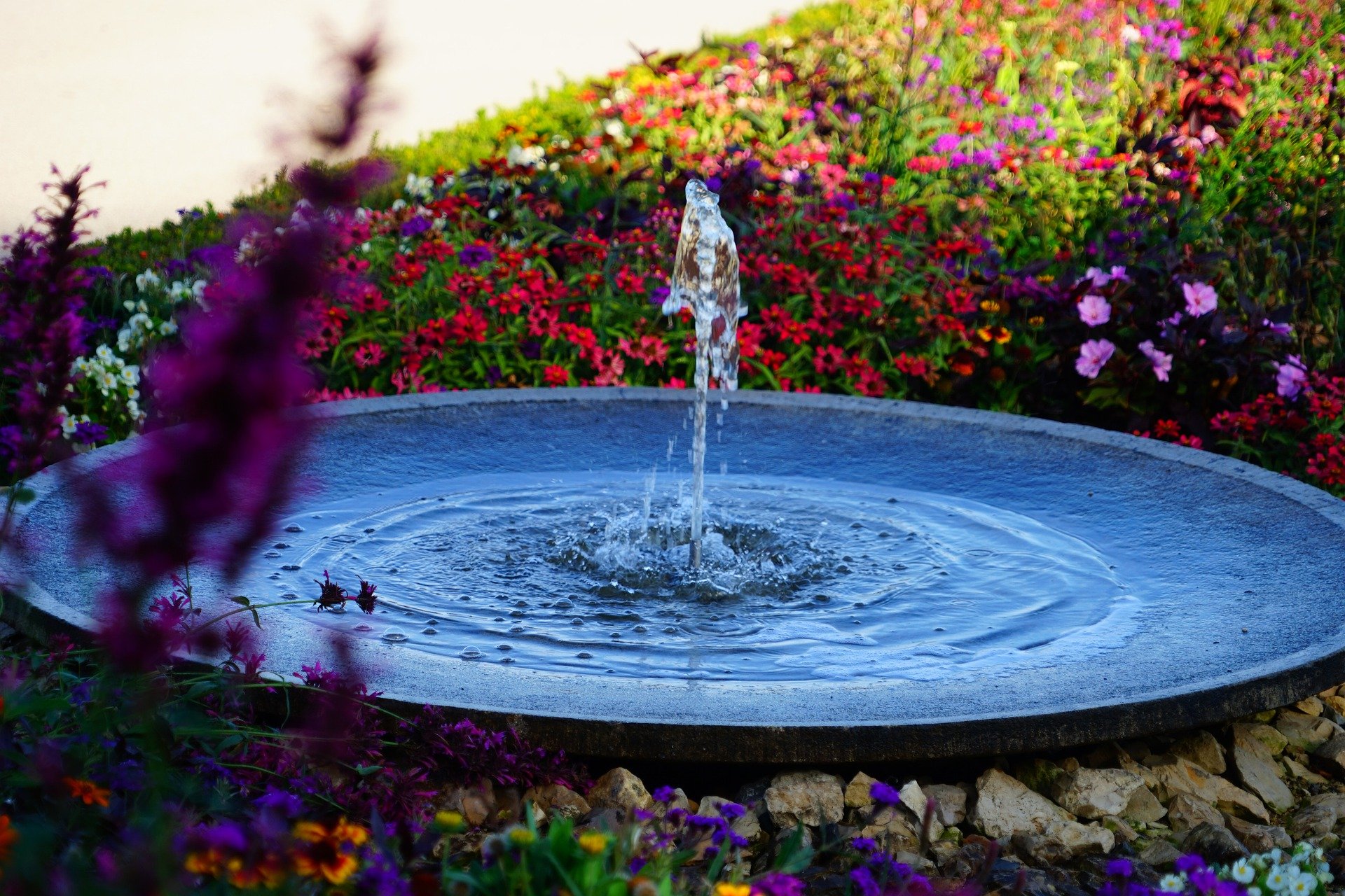 Струи воды фонтана. Струя фонтана. Небольшие фонтаны для сада. Вода в фонтане. Фонтанчик с водой.