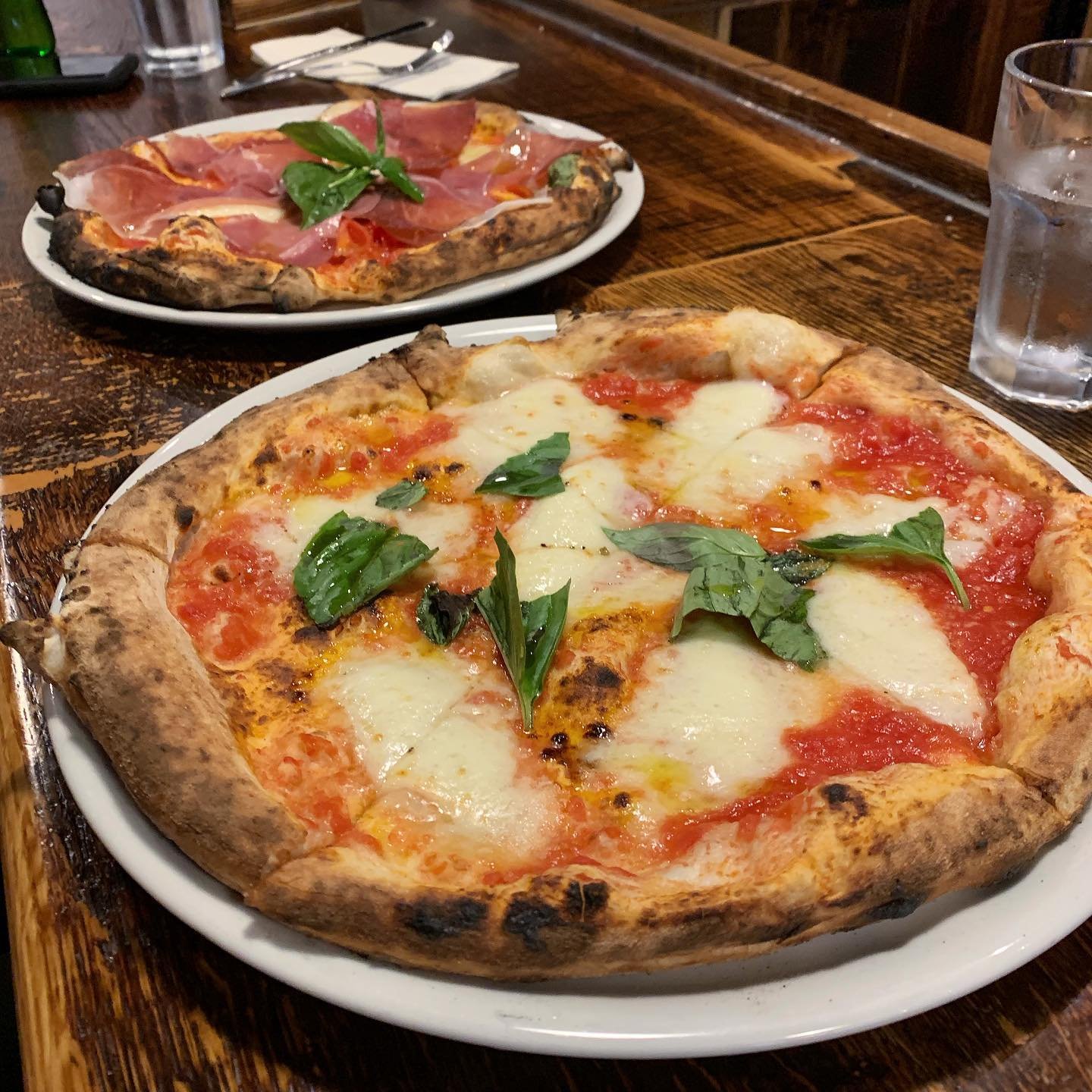 Италиан пицца телефон. Траттория little Italy. Настоящая итальянская пицца. Итальянская пиццерия. Настоящая пицца в Италии.