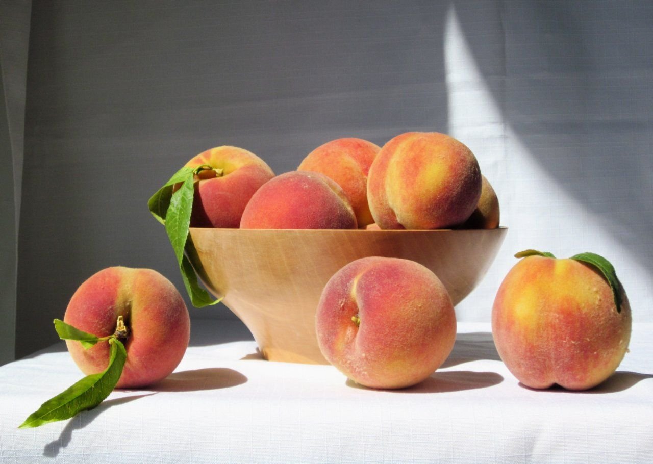 2 12 всех фруктов составляют персики. Натюрморт с персиком. Персики композиция. Яблоко персик. Натюрморт с абрикосами.