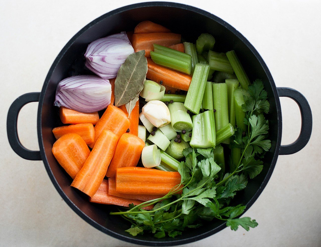 Диетические овощи на сковороде. Вареные овощи. Овощи в кастрюле. Вареные овощи в кастрюле. Бульон с овощами.