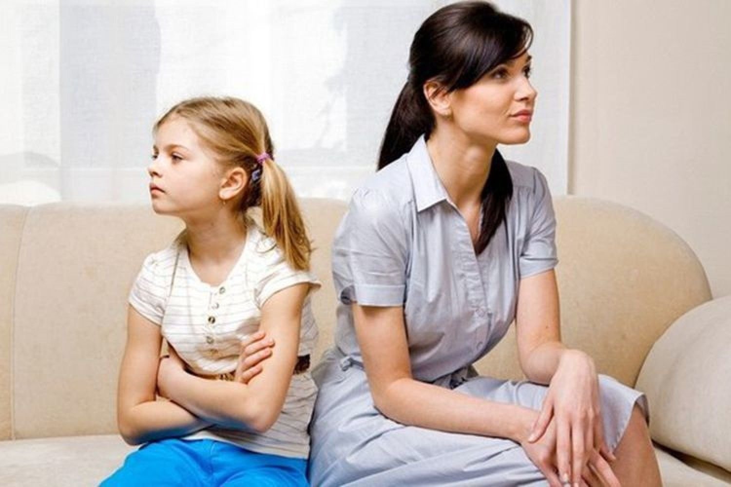 Отношение между дочерью и матери. Разговор с ребенком. Конфликт родителей и детей. Родители и дети. Ссора родителей и детей.
