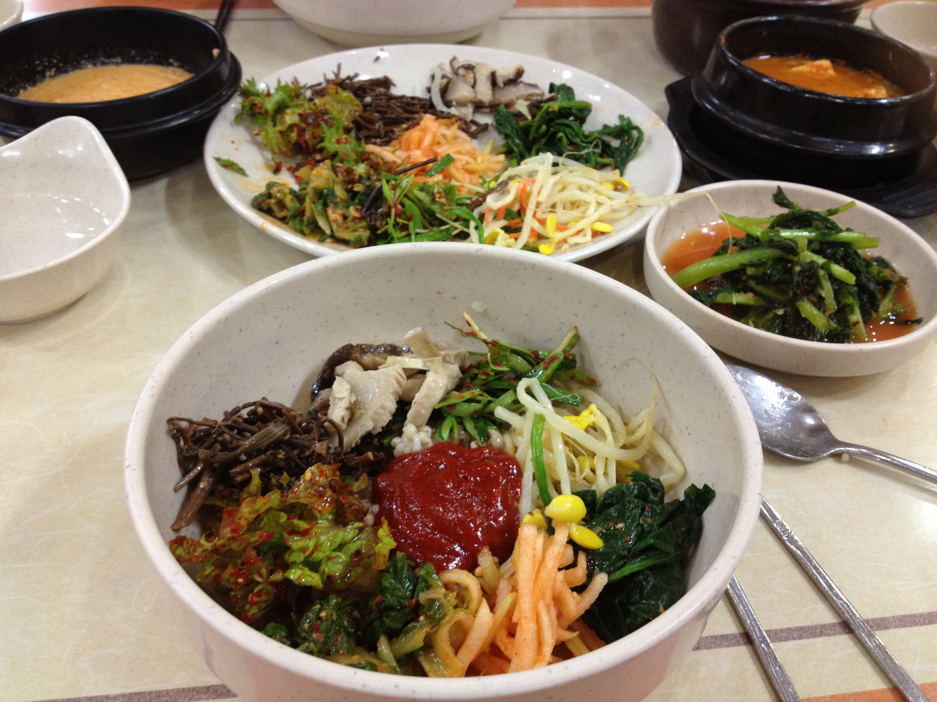 Корея фуд. Корейская еда. Еда в Корее. Кухня Кореи. Корейская кухня в доме.