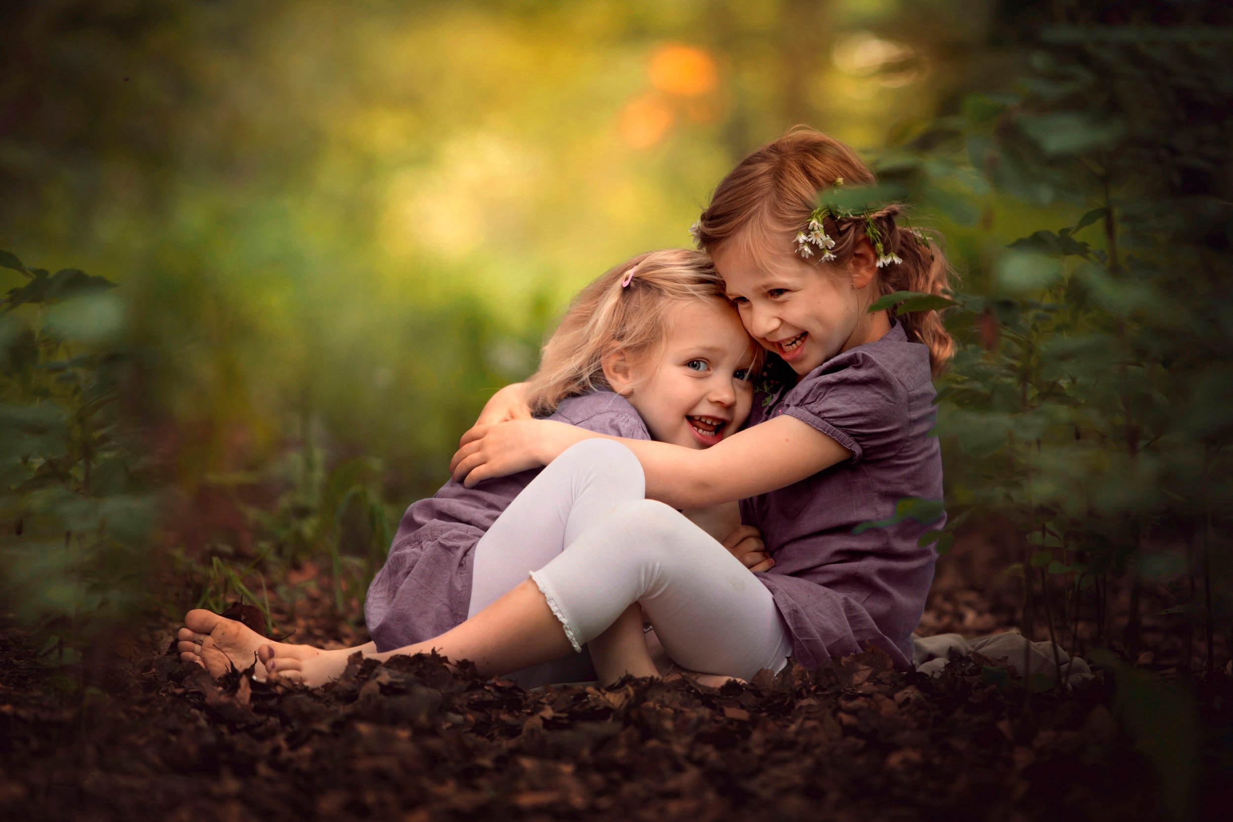 Sister. Дети обнимают друг друга. Девочка на природе. Две сестренки. Две девочки сестренки.