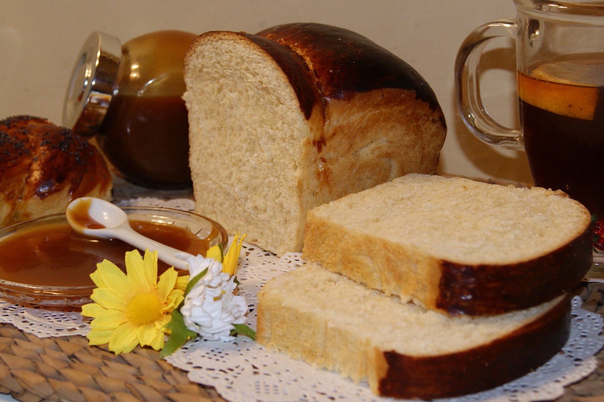 Молочные хлеб. Хлеб с молоком в хлебопечке. Хлеб Хоккайдо. Молочный хлеб в хлебопечке. Домашний хлеб на молоке рецепт
