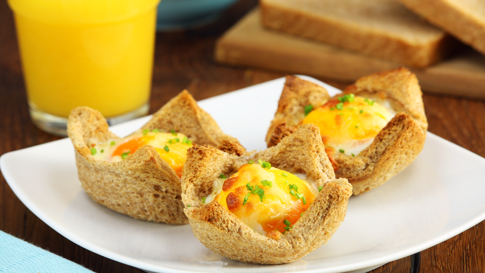 Завтраки рецепты хлеб. Яичница в хлебе. Яичница в хлебе с сыром. Яйца запеченные в хлебе. Глазунья в хлебе.