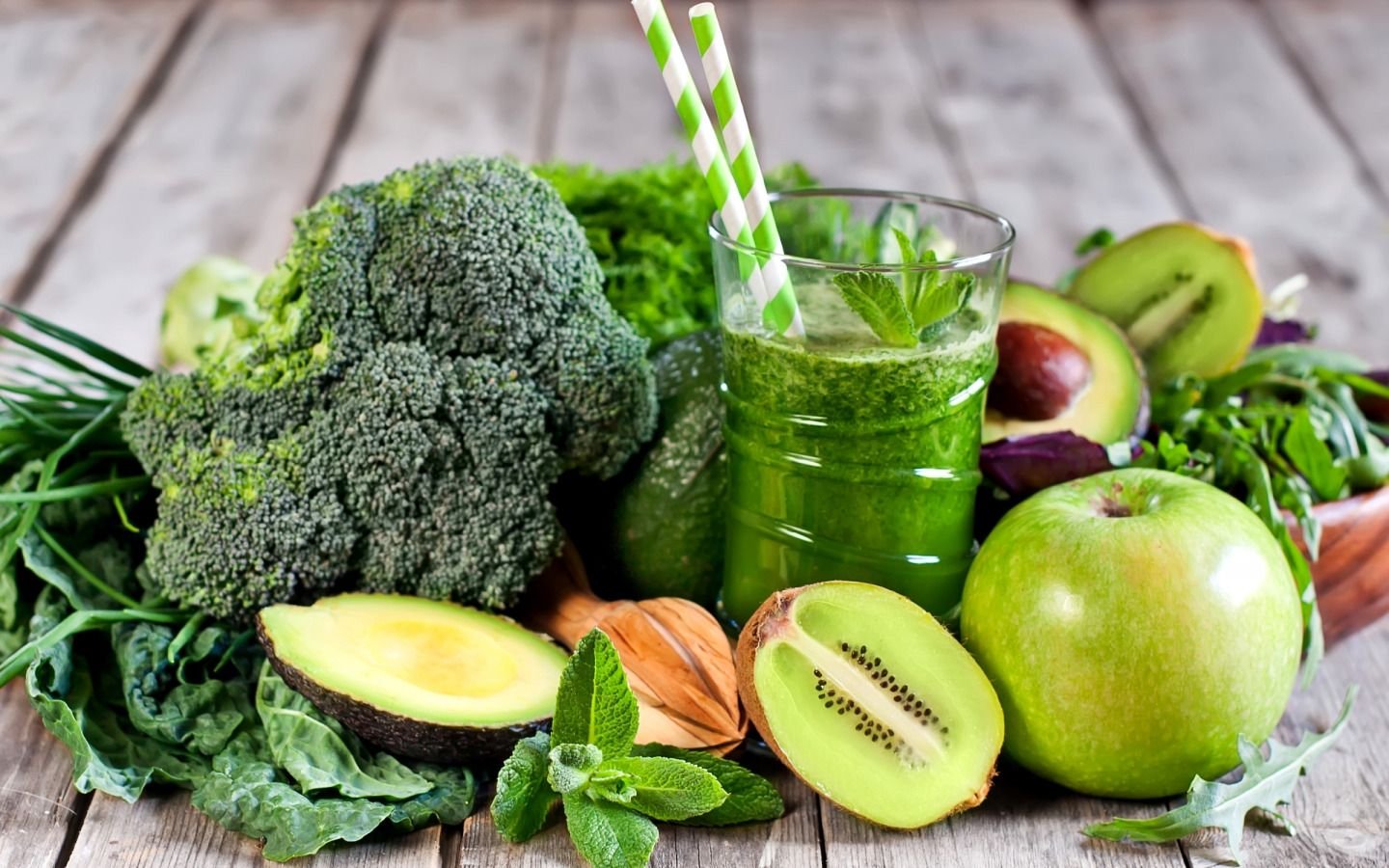 Овощи не очищены. Брокколи авокадо детокс. Зеленые овощи. Зеленые овощи и фрукты. Здоровое питание зелень.