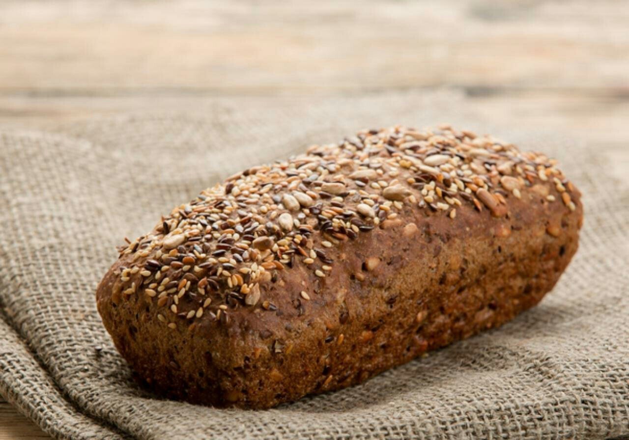 Цельнозерновой хлеб с отрубями. Хлеб с отрубями. Черный хлеб с отрубями. Зерновой и отрубной хлеб. Хлеб зерновой с отрубями.
