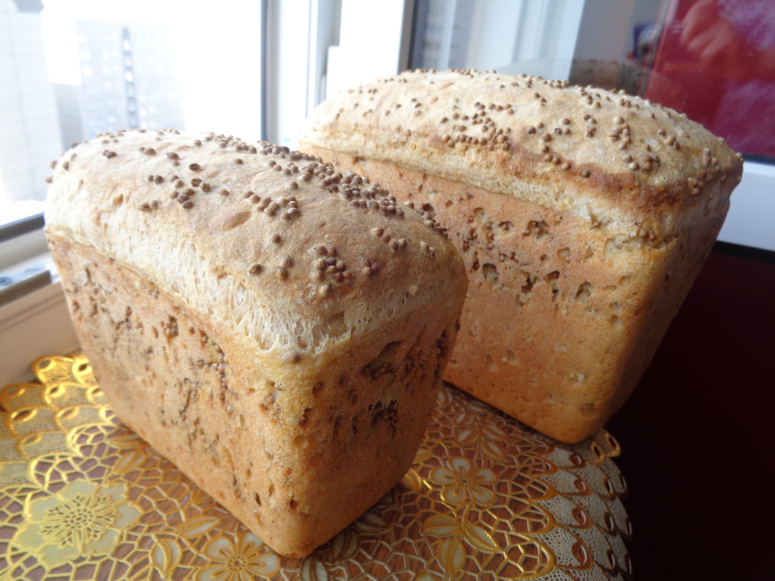 Белый хлеб с отрубями. Хлеб с белой посыпкой. Хлеб пшеничный с отрубями. Хлеб с кориандром