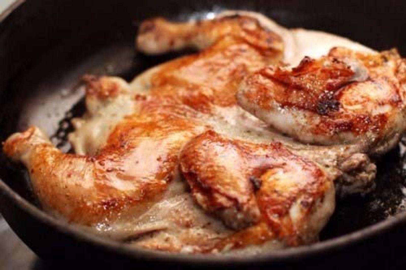 Приготовить курицу в соусе на сковороде. Цыпленок табака (тапака). Курица tabaka. Цыпленок тапака сковорода. Цыпленок на сковороде.