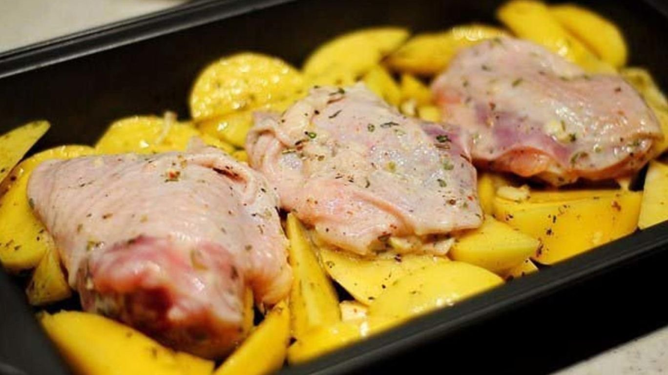Куриное бедро с картошкой в духовке рецепт с фото