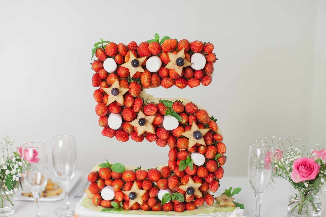 Фруктовая 9 2. Цифры из фруктов. Цифра 4 из фруктов. Цифра 5 из фруктов. Цифры из овощей.