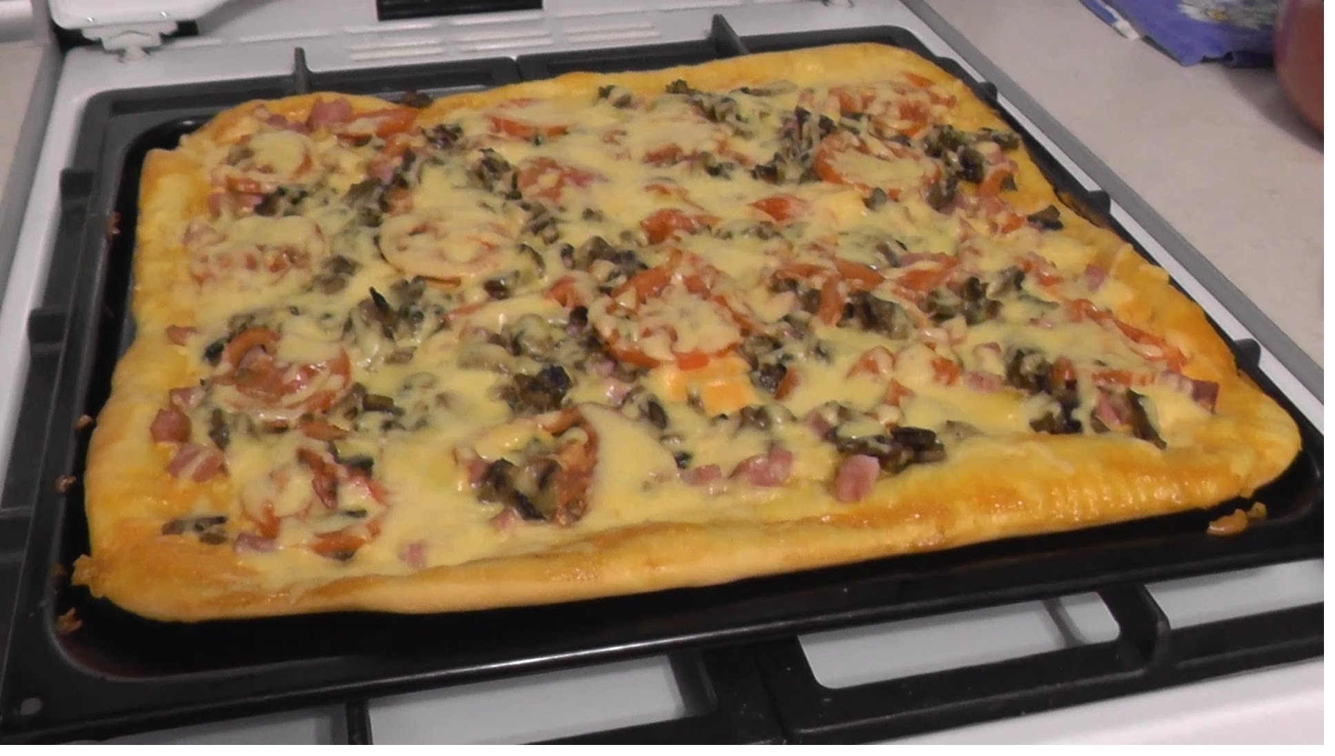 Пицца с колбасой и сыром рецепт с фото пошагово в духовке из слоеного теста
