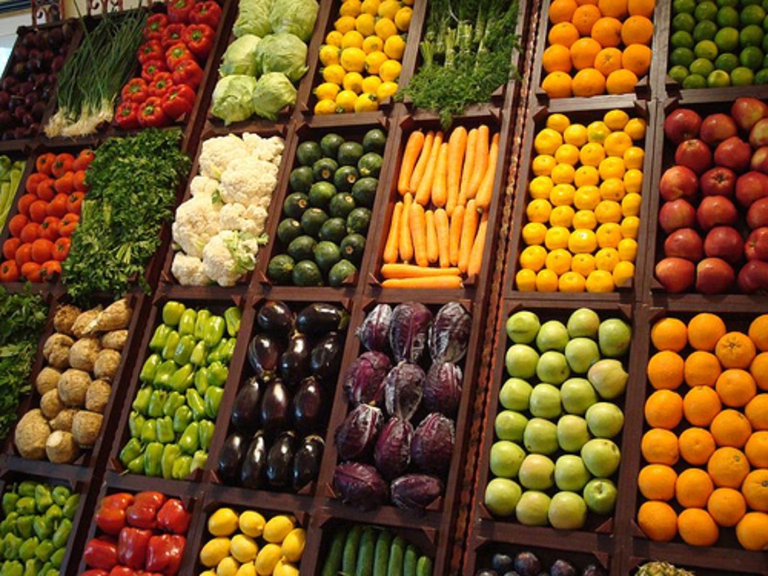 Плодовые товары. Прилавок с овощами и фруктами. Ассортимент фруктов и овощей. Витрина фрукты. Витрина овощи фрукты.