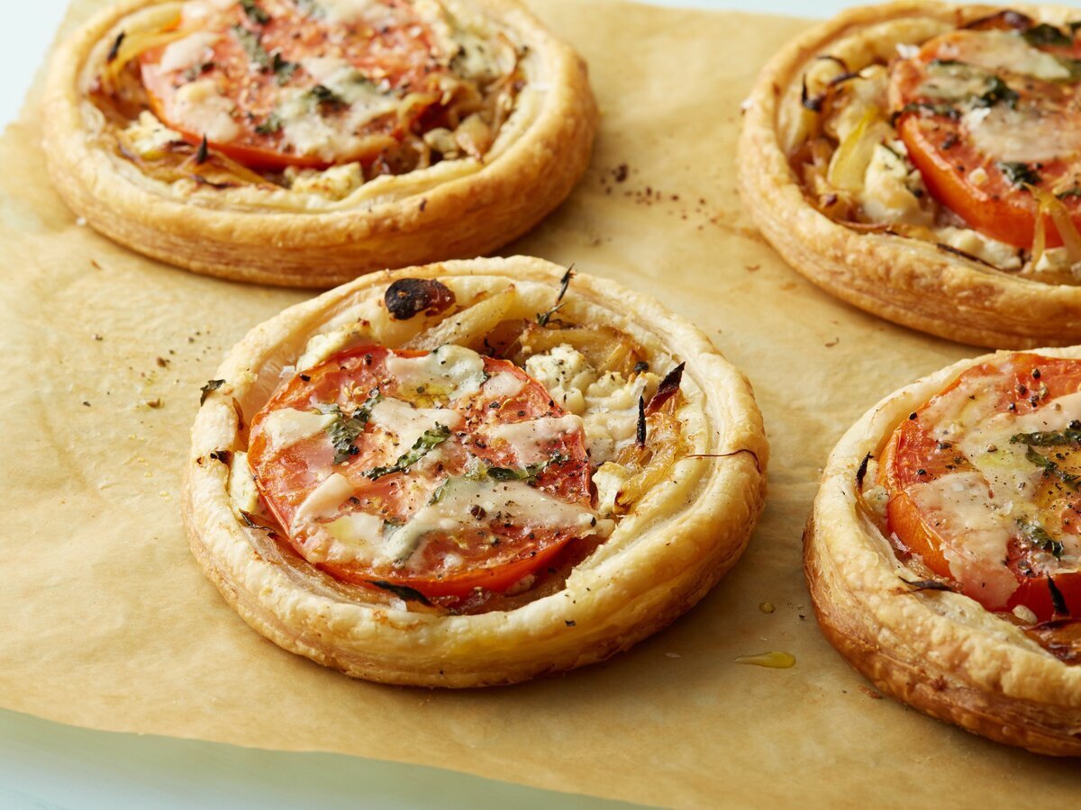 пицца на слоеном тесте в духовке рецепт с колбасой и сыром и помидорами фото 20