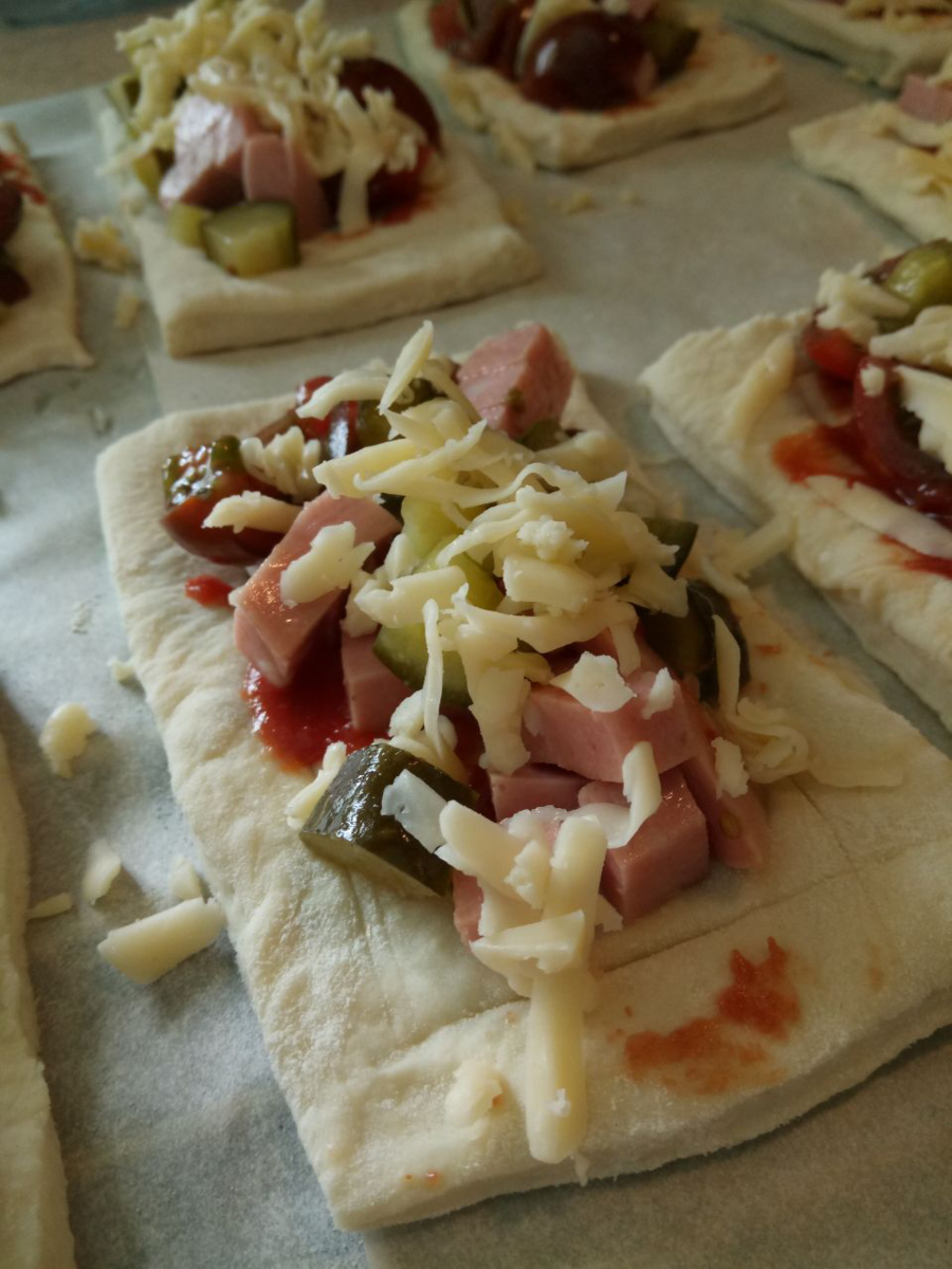 пицца на слоеном тесте в духовке рецепт с колбасой и сыром и помидорами фото 114