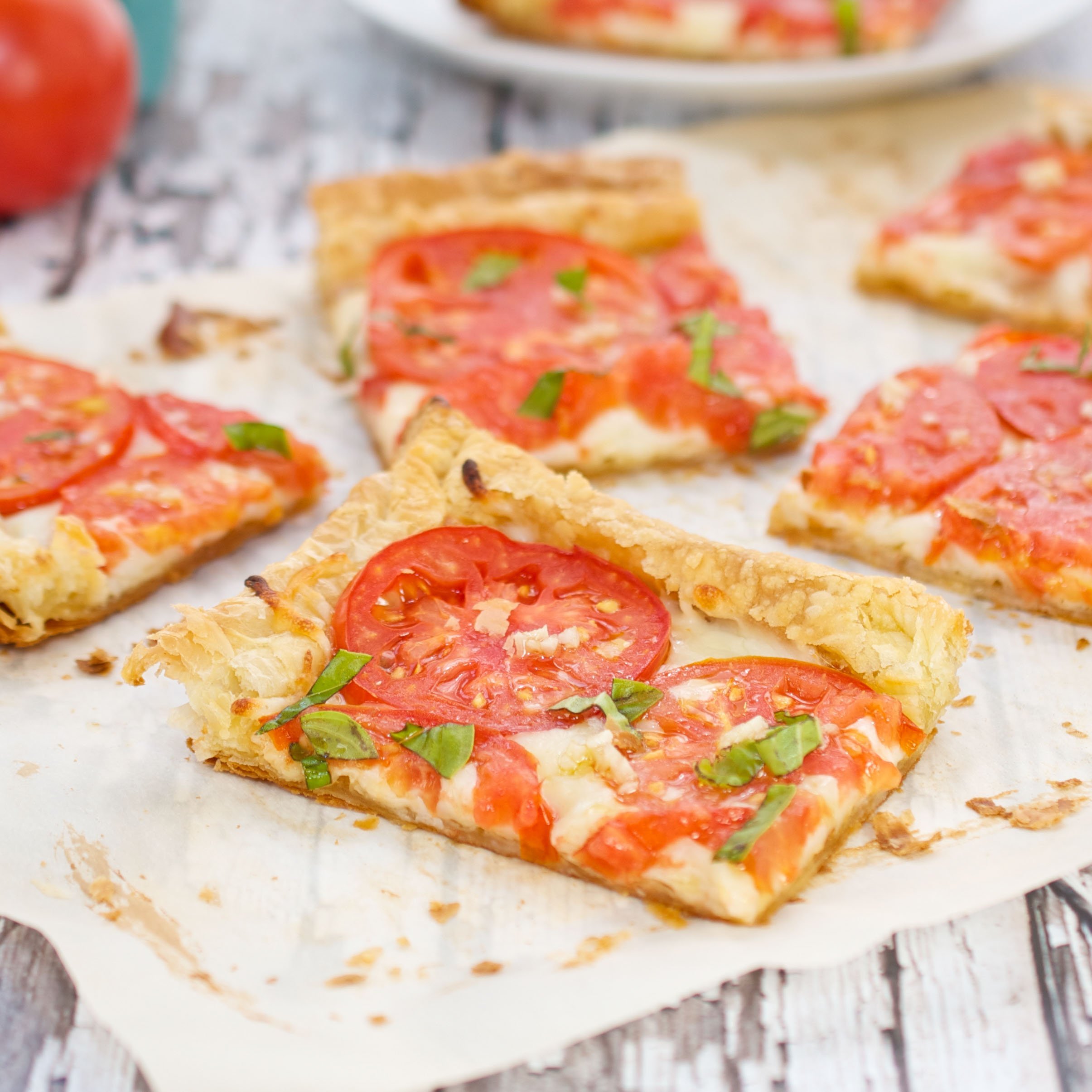 пицца с слоеного дрожжевого теста в духовке колбасой и сыром помидорами рецепт фото 15