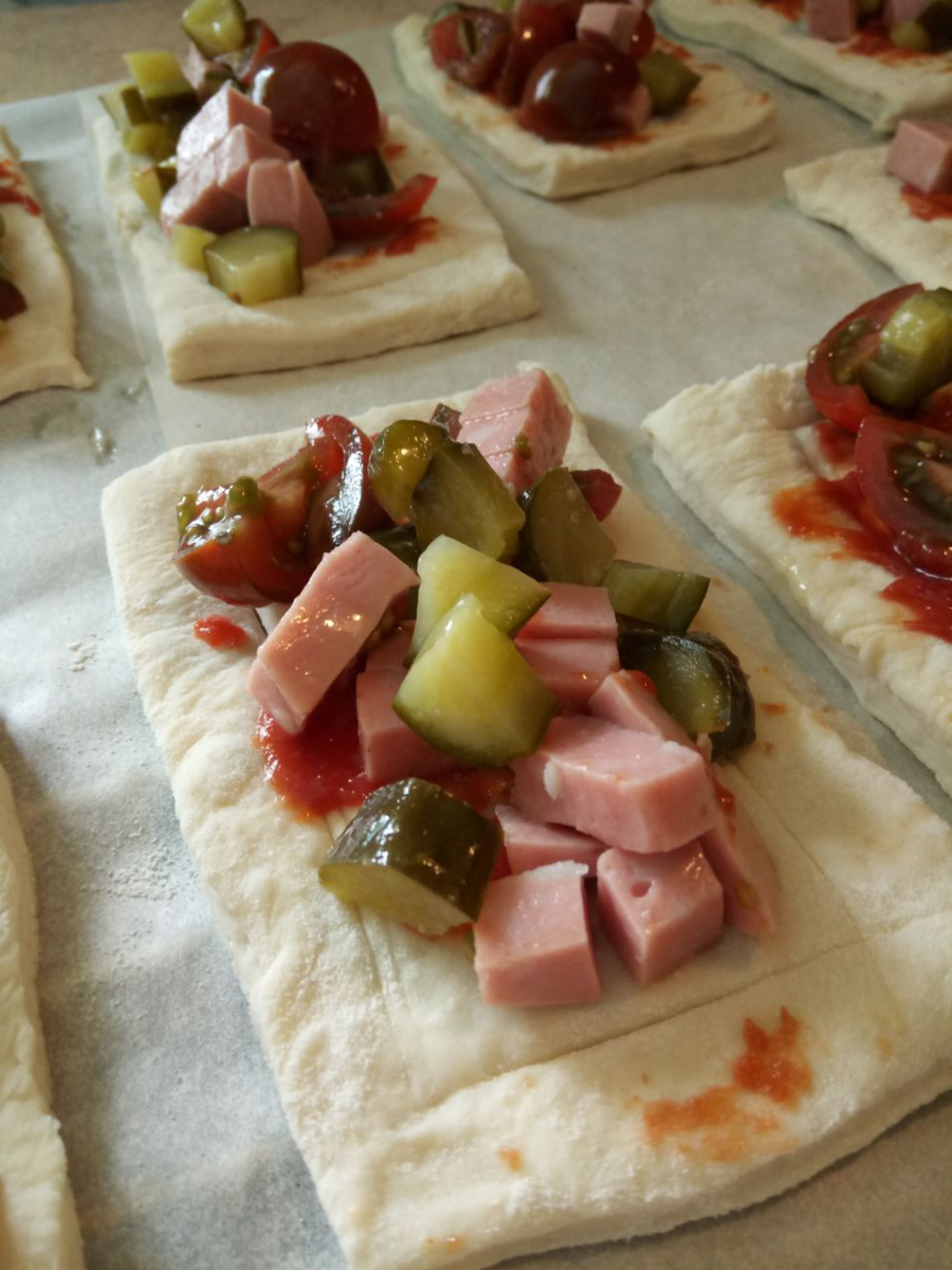 домашняя пицца в духовке рецепт с колбасой и сыром и помидорами на слоеном тесте фото 46