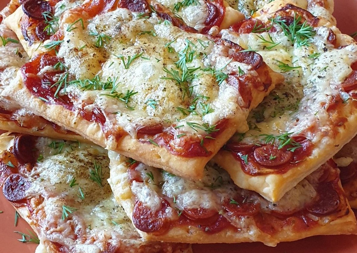 Пицца с колбасой и сыром рецепт с фото пошагово в духовке из слоеного теста