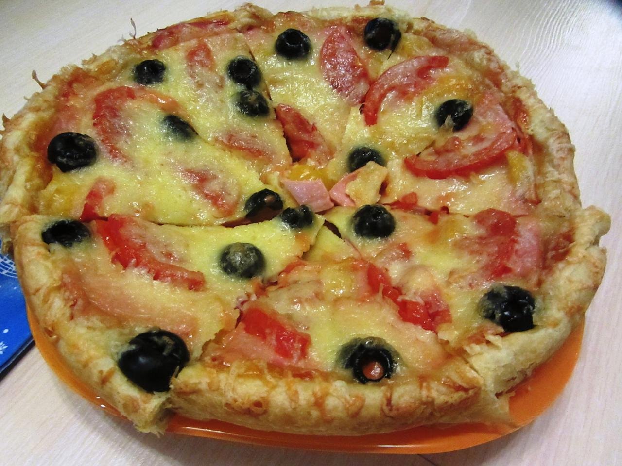 пицца рецепт в домашних условиях с колбасой и сыром помидорами из слоеного теста духовке фото 116