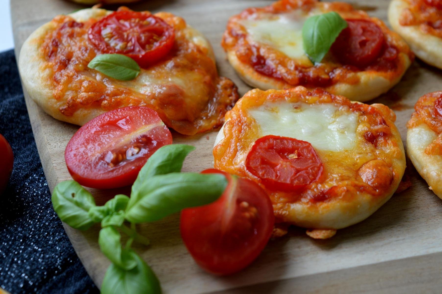 рецепт пиццы на слоеном тесте в духовке с колбасой и сыром и помидорами фото 98