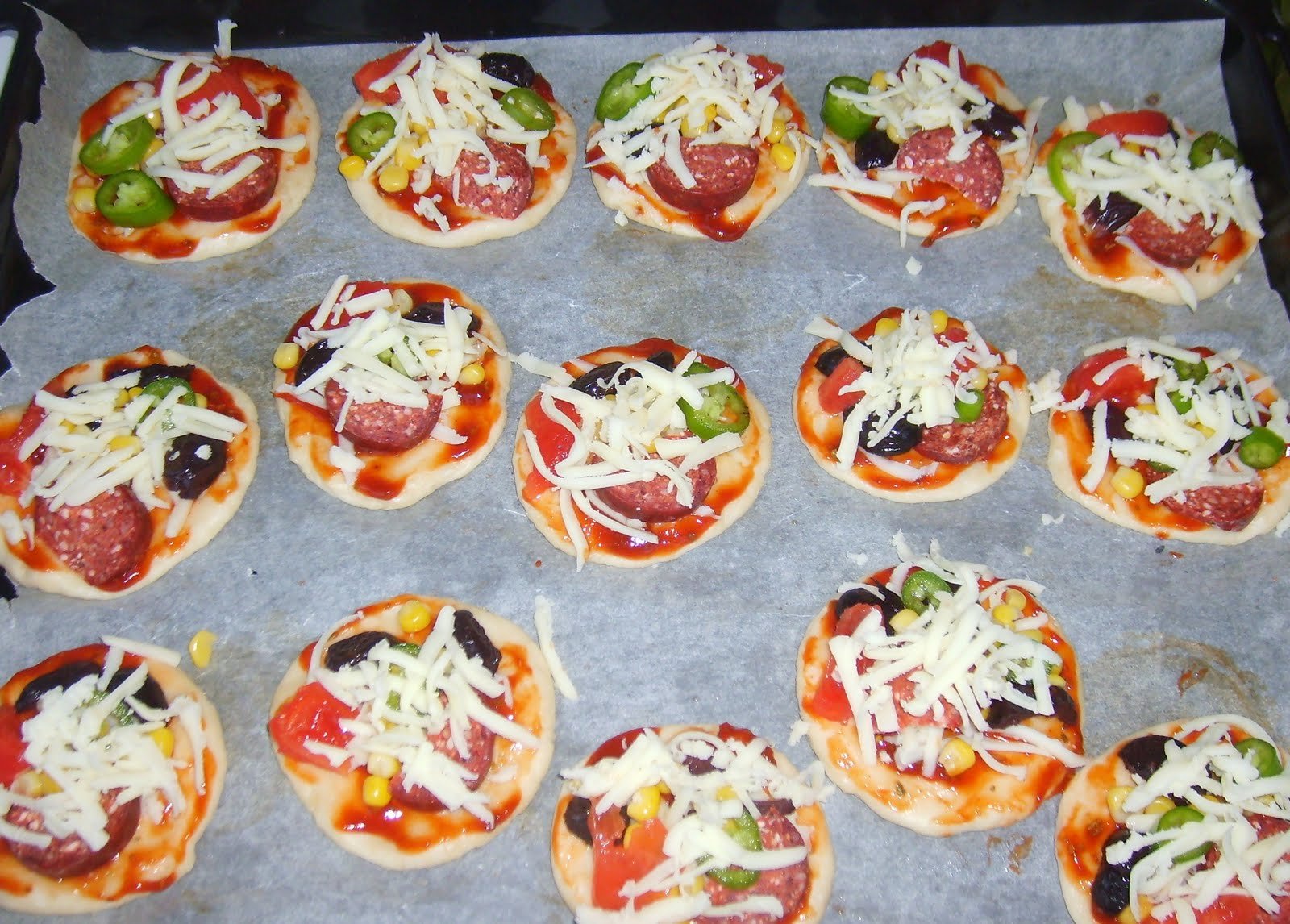 быстрая мини пицца в духовке из слоеного теста фото 112