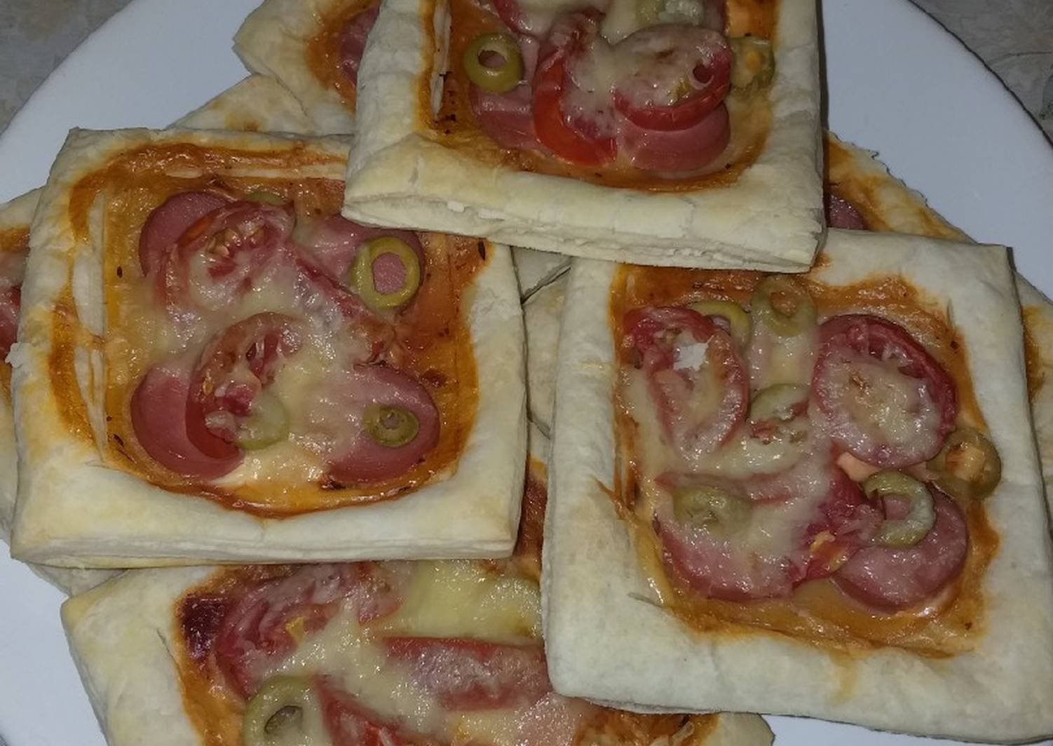 пицца со слоеным тестом в духовке рецепт с колбасой и сыром и помидорами и грибами фото 68