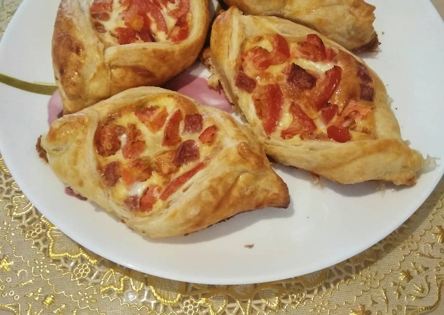 Пицца на слоеном дрожжевом тесте в духовке рецепт с фото пошагово