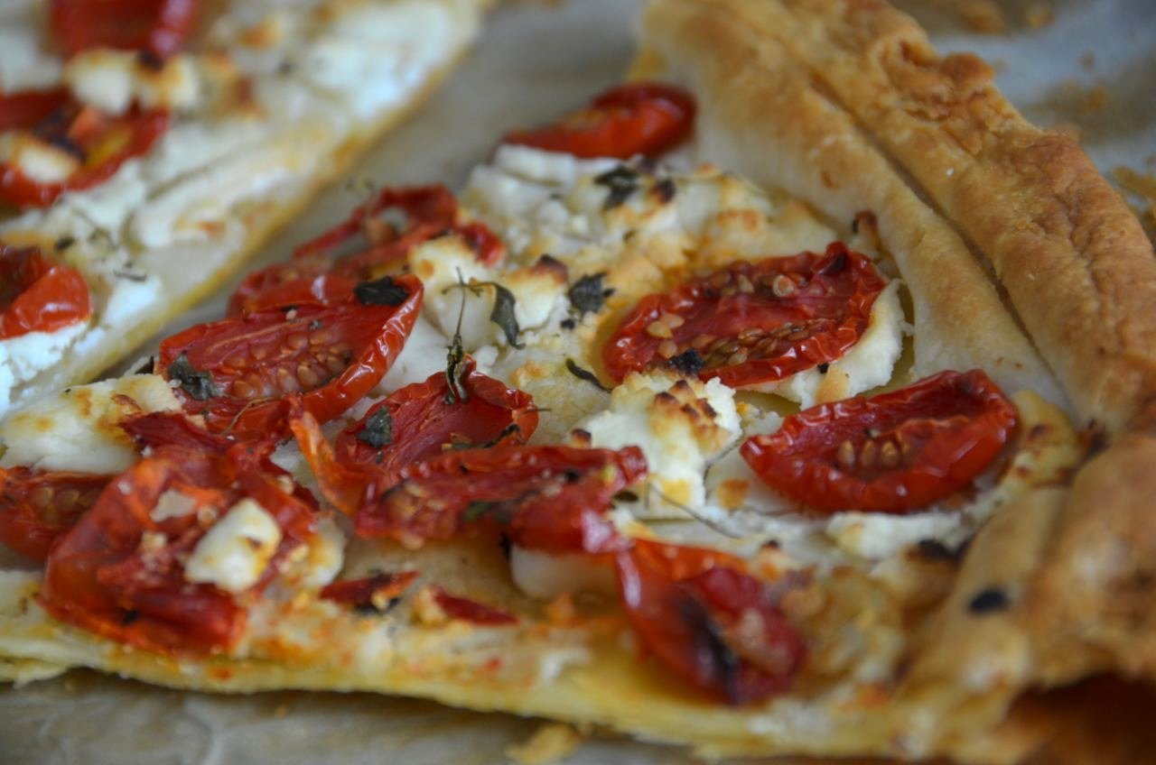 пицца с колбасой помидорами и сыром рецепт в духовке на слоеном тесте фото 70