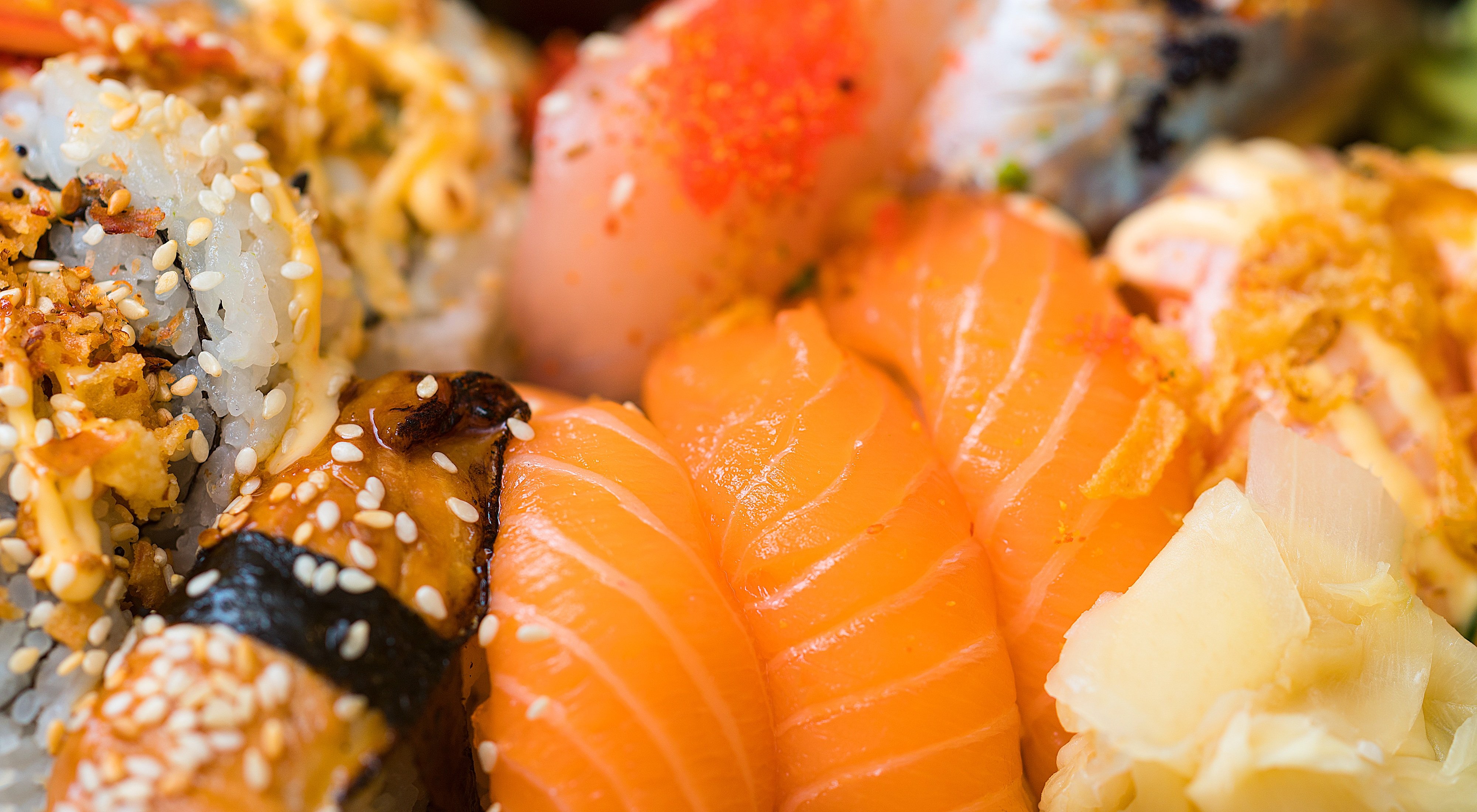 Японская кухня рулет из риса и тунца. Японская кухня. Красивые роллы. Суши и роллы. Морепродукты.