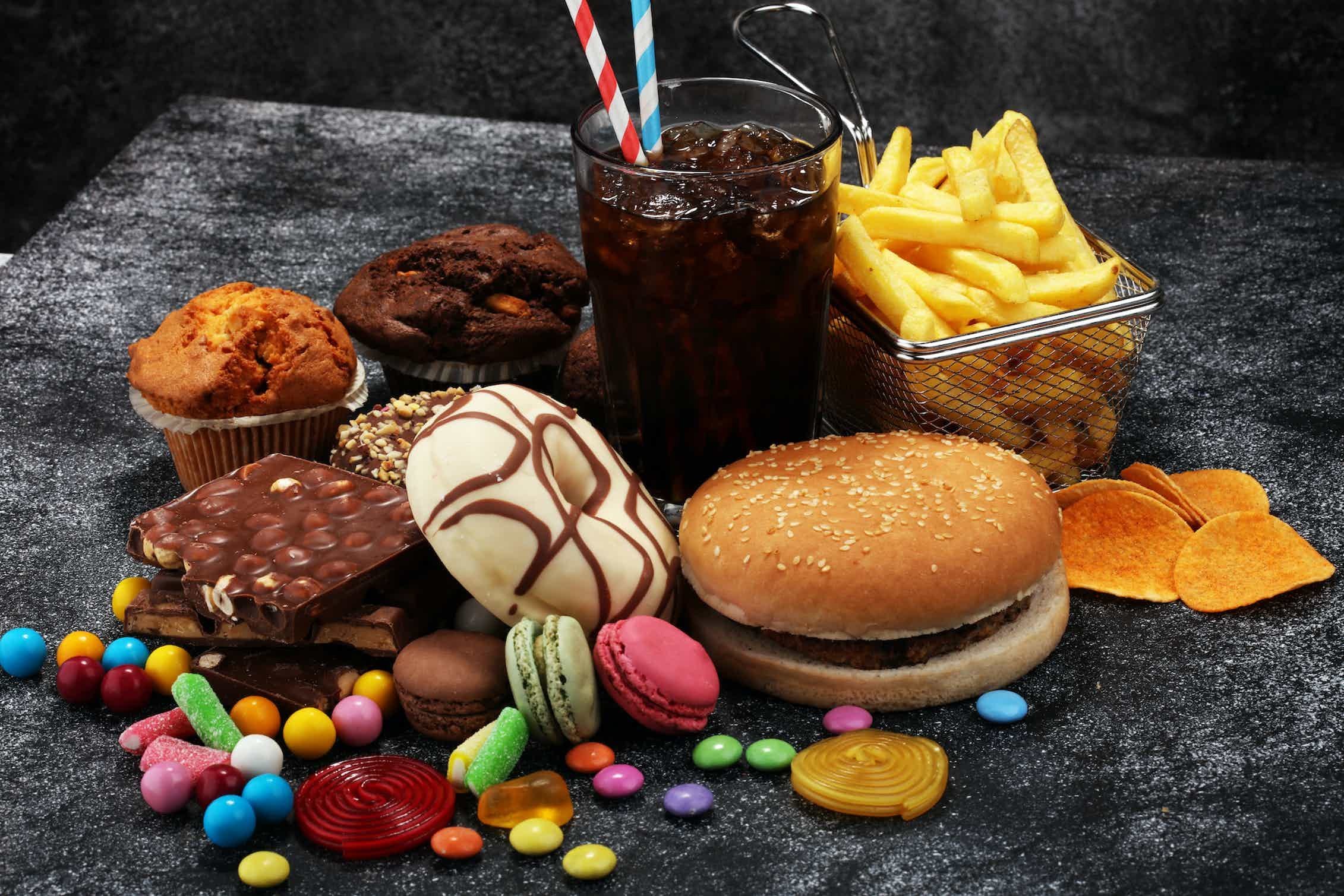 Fats sweets. Вредная еда. Сладости. Еда сладости. Вредные продукты питания сладкие.