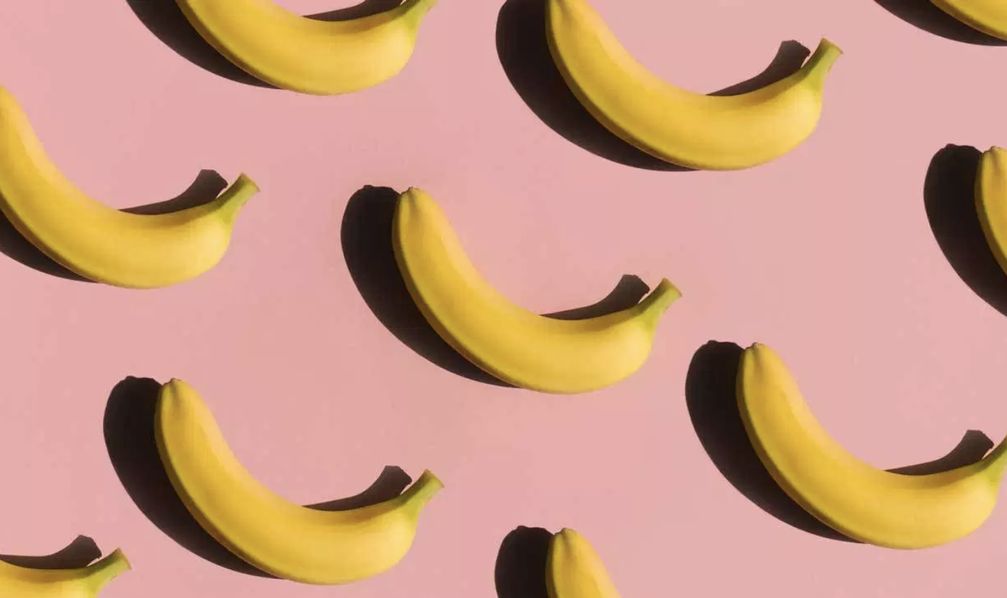 Бананы фон. Банан на фиолетовом фоне. Красивый банан. Фон с бананчиками.