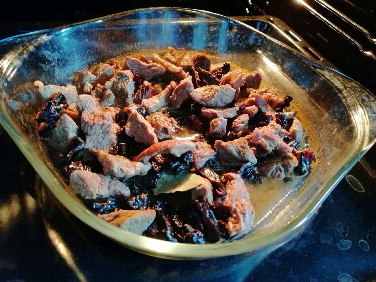 Говядина тушеная с черносливом на сковороде
