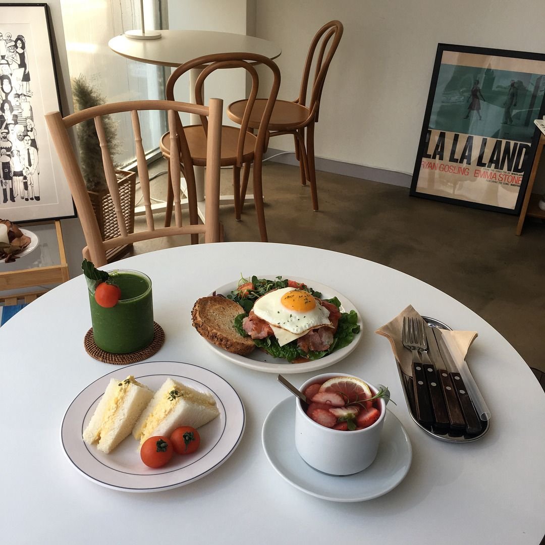 Обед в гостинице. Завтрак в кафе. Эстетичный завтрак в кафе. Завтрак в кафе Эстетика. Эстетичный завтрак в отеле.