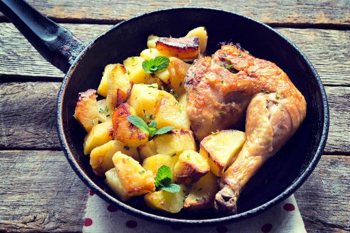 Жаркое курица с картошкой на сковороде. Жареная картошка с курицей на сковороде. Картофель с курицей. Жареная курица с картошкой. Жареный картофель с курицей.