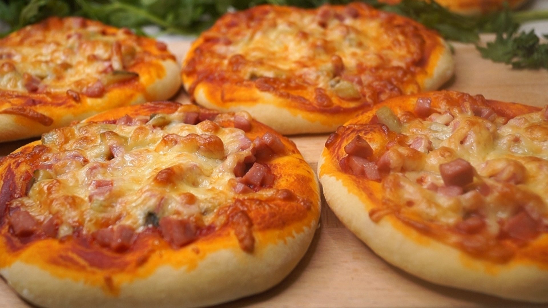 пицца домашняя в духовке с сыром и колбасой рецепт с фото пошагово фото 58