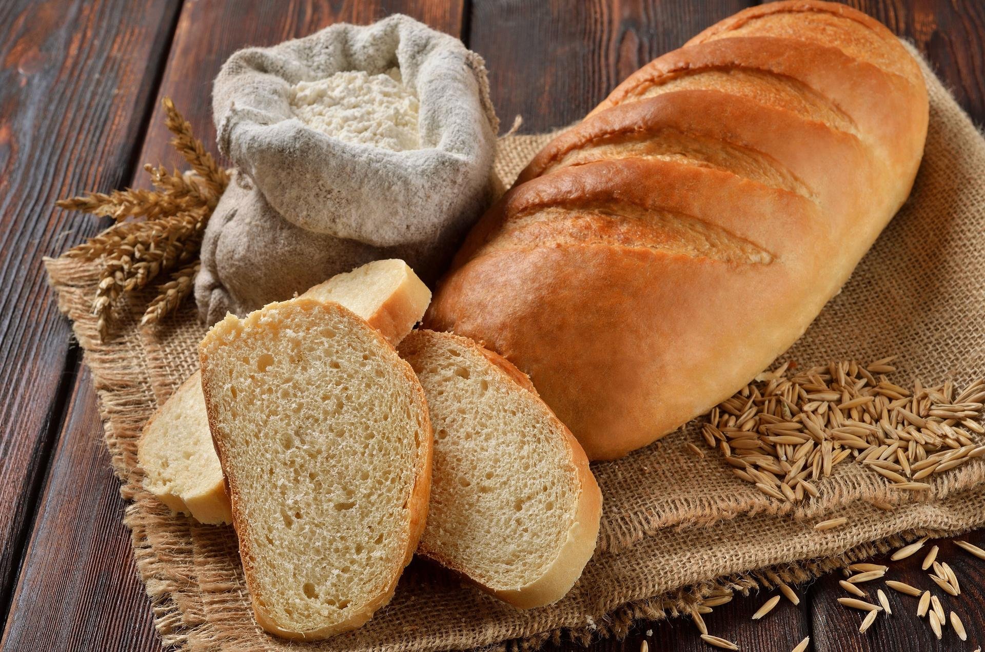 Е пшеничный. Хлеб пшеничный Батонообразный. Рустикальный пшеничный хлеб. Батон ржано пшеничный. Аппетитный хлеб.