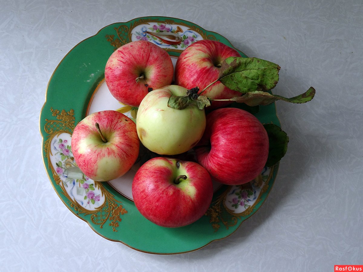 Яблоко на тарелке