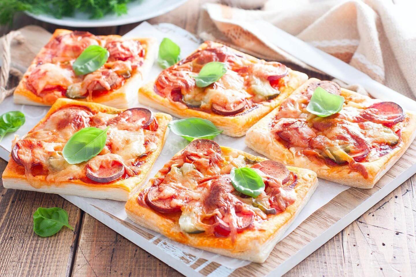пицца с колбасой и сыром и помидорами рецепт в духовке на слоеном тесте дрожжевом тесте фото 7