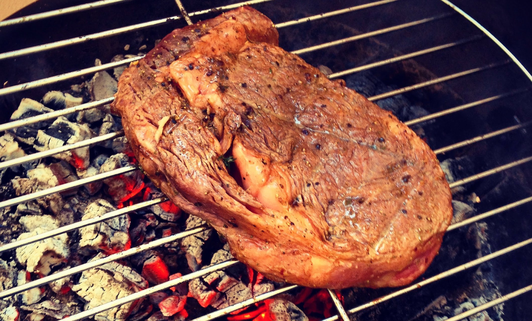 Сколько жарить шею. Стейк на мангале. Жареное мясо на углях. Мясо на решетке. Стейк из свинины на углях.