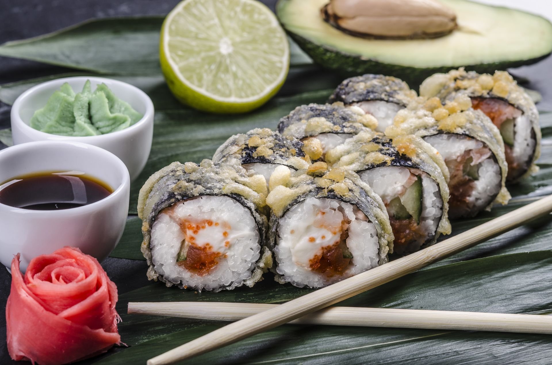 Японская кухня рулет из сыра и. Горячие роллы. Международный день суши. Суши запеченные в кляре. Закуски японской кухни.