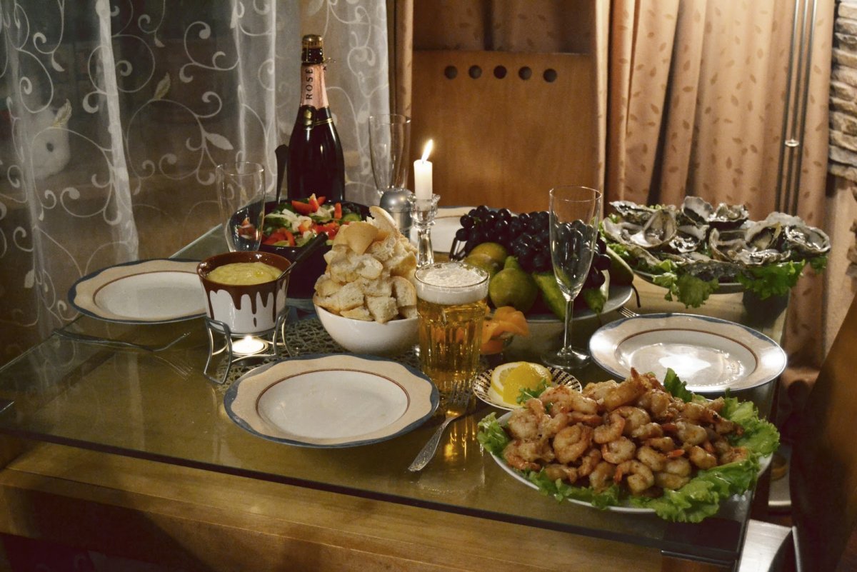 Выгодный ужин. Шикарный праздничный стол. Накрыть праздничный стол. Домашний праздничный стол. Домашний стол с едой.