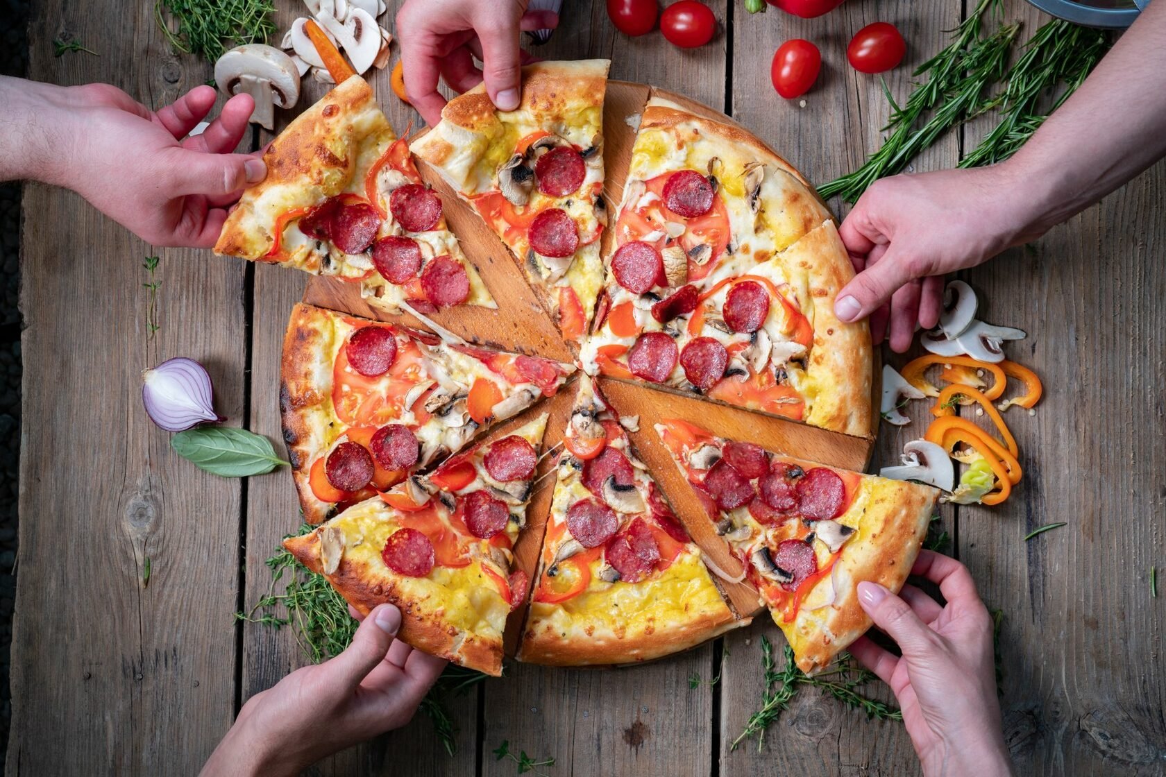 Пицца какой готов. Популярные пиццы. Красивая пицца. Аппетитная пицца. Пицца в руке.