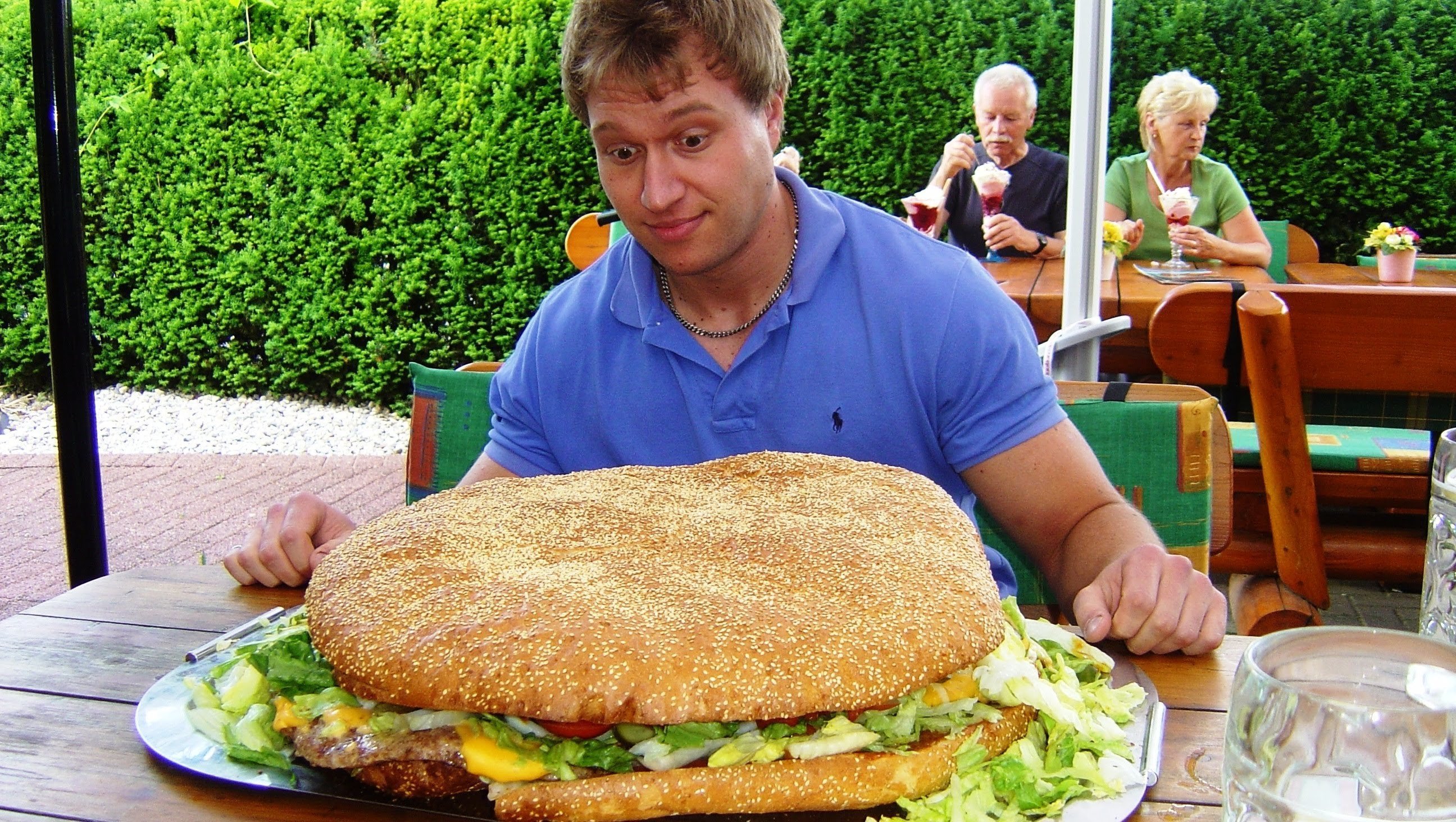 Огромный гамбургер