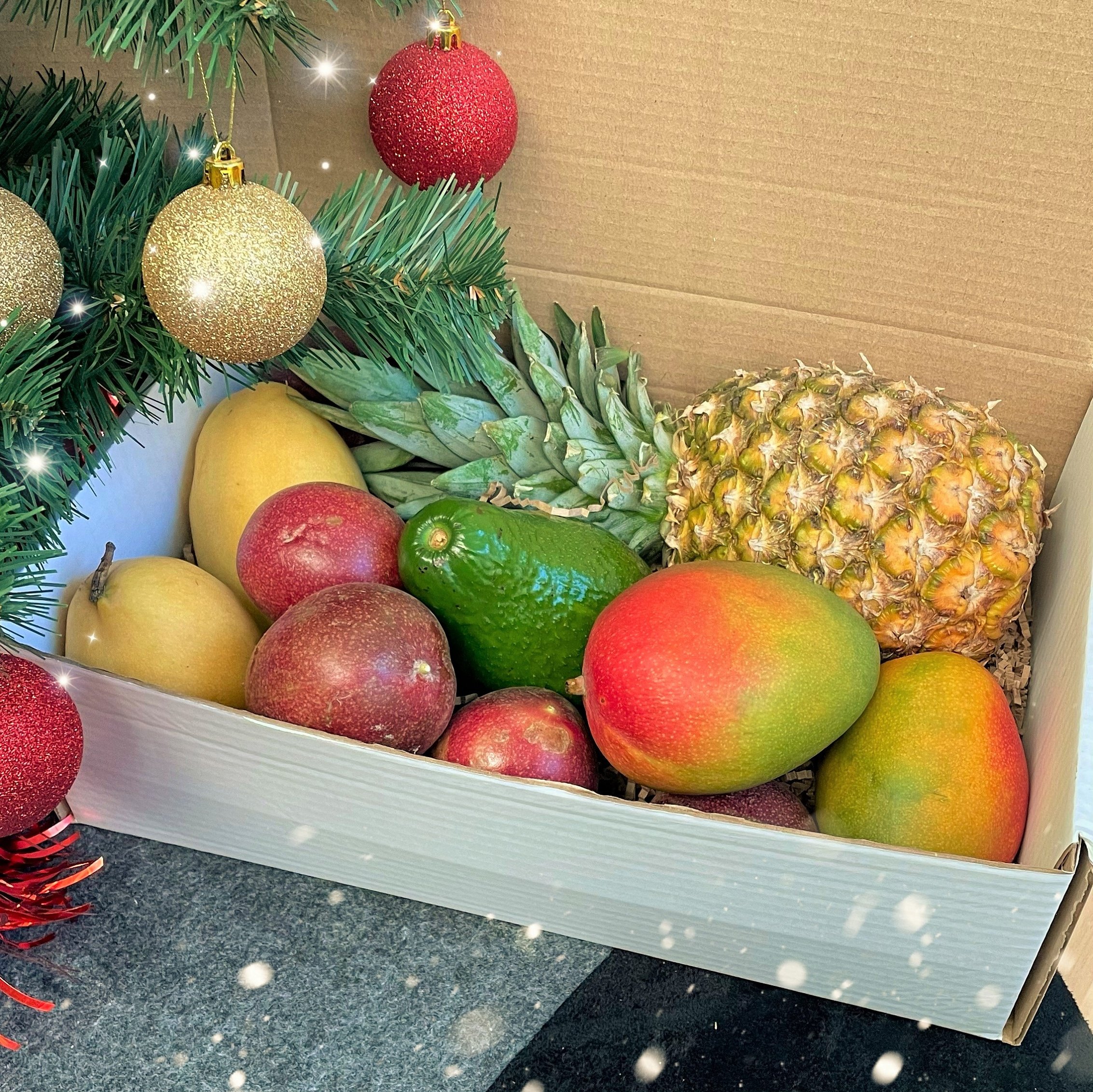 Фрукты нового года. Новогодние фрукты. Экзотические фрукты на новогоднем столе. Фрукты на НГ. Новогодние наборы фруктов.