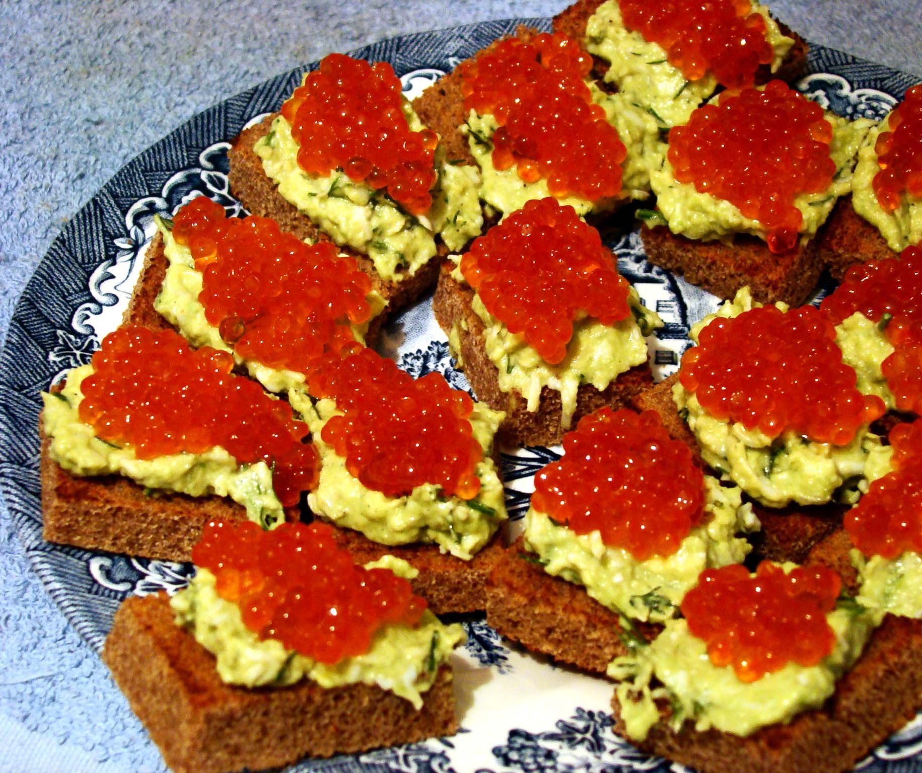 Бутерброды с авокадо и красной икрой