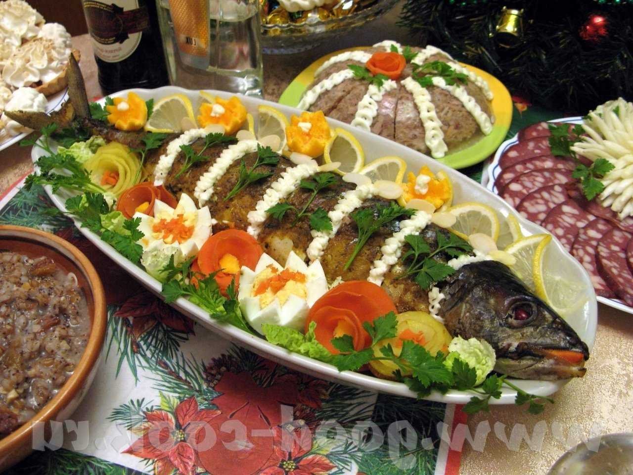 Блюда из рыбы на столе. Рыба фаршированная (Судак, щука). Украсить рыбу. Сервировка блюд праздничного стола. Шикарные блюда на праздничный стол.