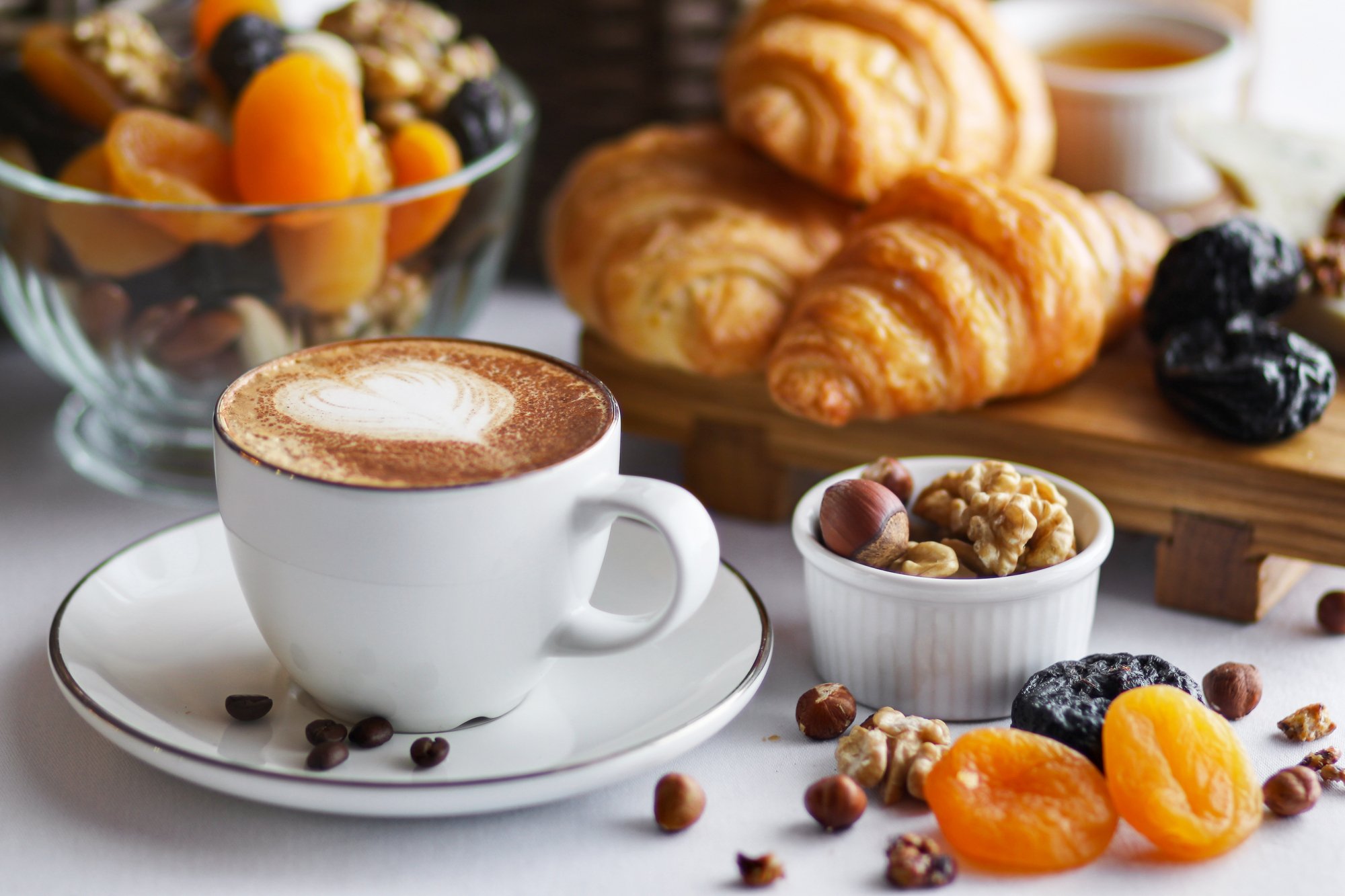Утро называться. Завтрак с кофе. Утренний завтрак с кофе. Кофе и выпечка. Красивый завтрак с кофе.