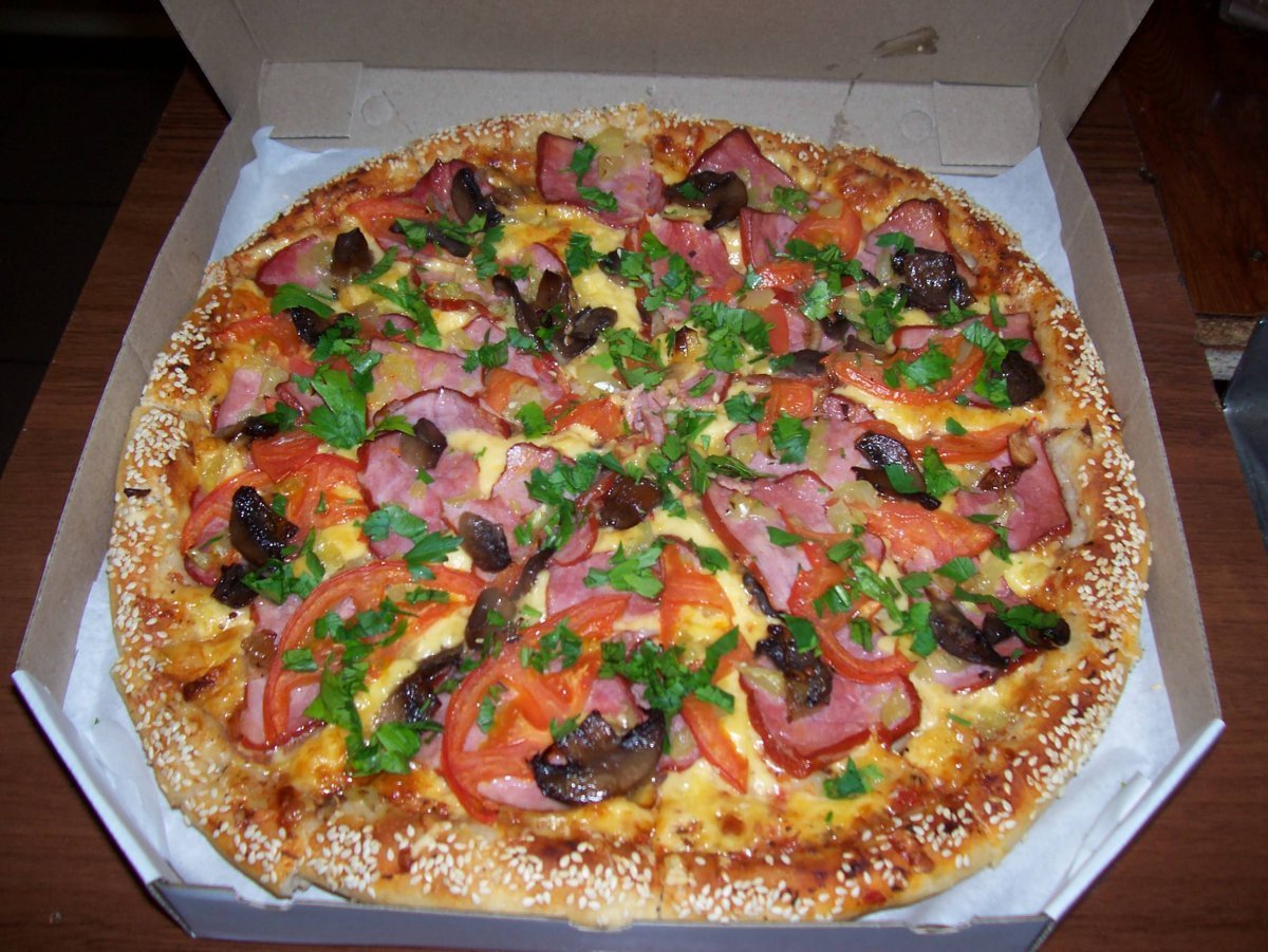 фотография пиццы на столе фото 1